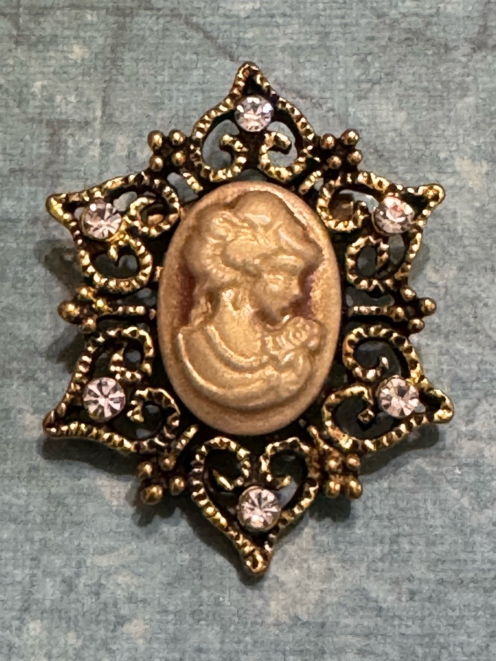 CAMEO BROOCH GOLD TONE